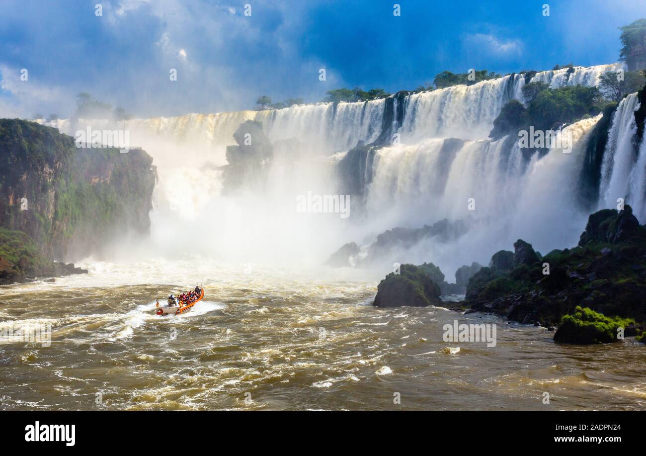 Imbarcazione turistica verso il potente flusso di Iguazy cade panorama, Puerto Iguazu Argentina Foto Stock