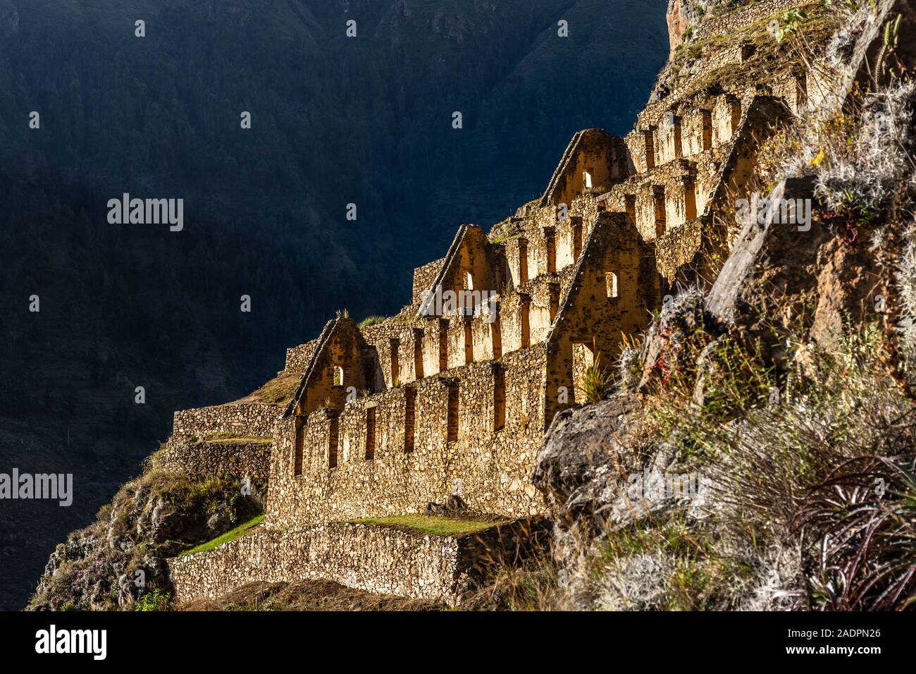 Pinkuylluna, rovine di antichi magazzini Inca situato sulle montagne, la Valle Sacra, Ollantaytambo, Perù Foto Stock