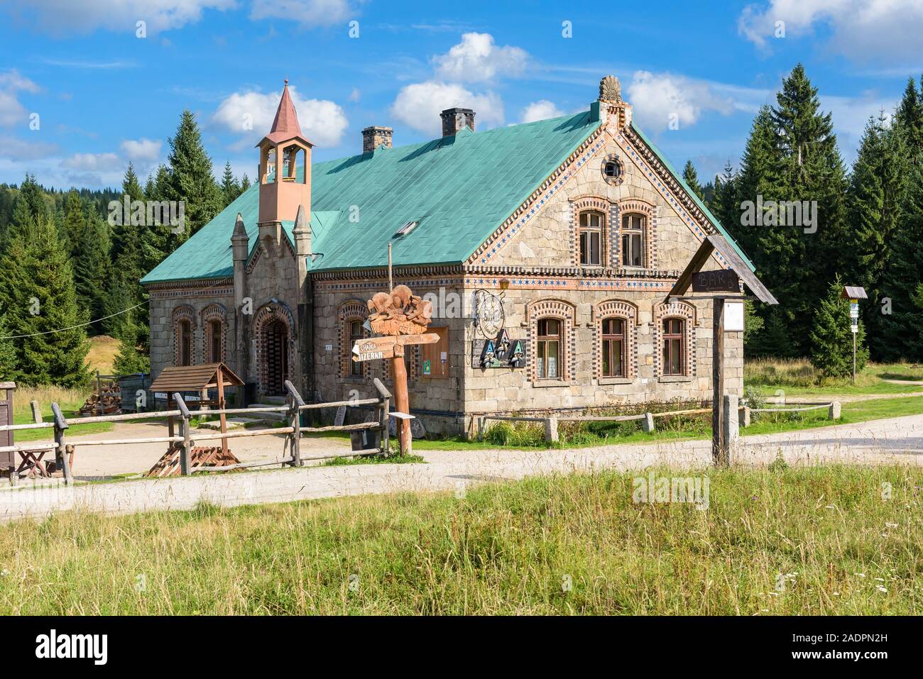 Jakuszyce, Polonia - 11 Settembre 2019: estate vista di costruzione di Orle shelter in polacco Monti Jizera Foto Stock