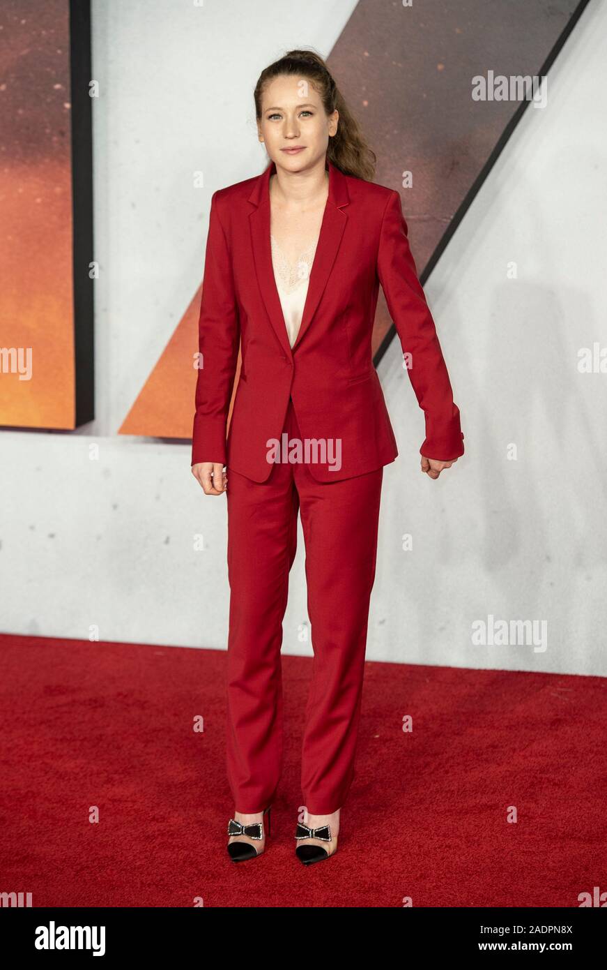 Londra, Regno Unito. 04 Dic, 2019. Londra, Inghilterra - Dicembre 04: Claire Duburcq assiste la Premiere mondiale e Royal prestazioni di '1917' al Luxe Odeon Leicester Square il 4 dicembre 2019 a Londra, Inghilterra. Credito: Gary Mitchell, GMP Media/Alamy Live News Foto Stock