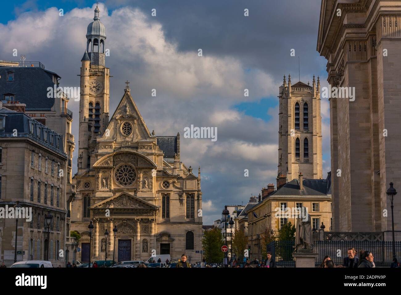 Parigi, Francia - 7 Novembre 2019: Jacques Doucet libreria letteraria, Saint-Étienne-du-Mont chiesa e Henri-IV torre della scuola Foto Stock
