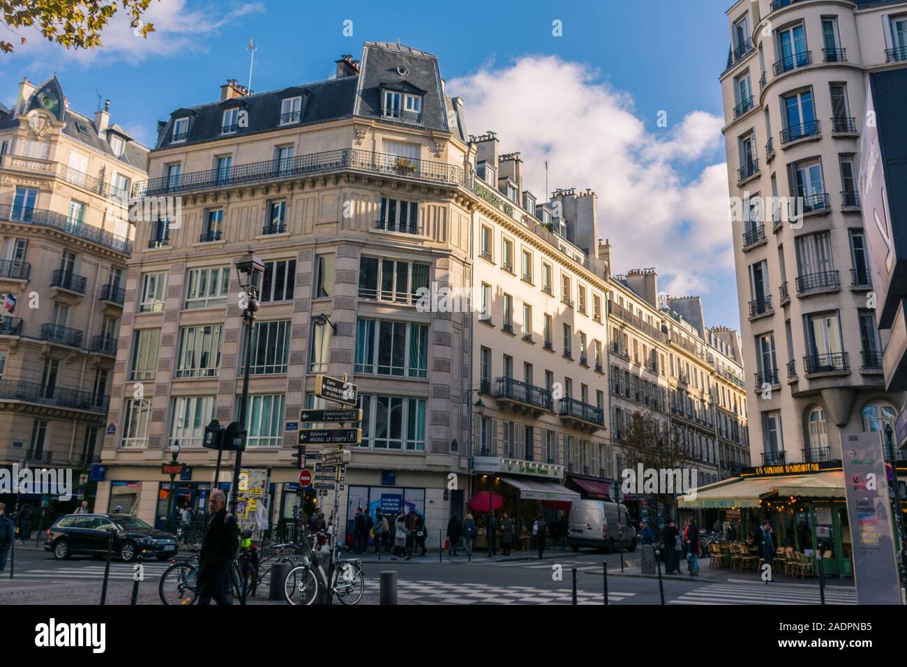 Parigi, Francia - 7 Novembre 2019: Croce sul Rambuteau e strade Beaubourg, vicino al Centro Pompidou Foto Stock