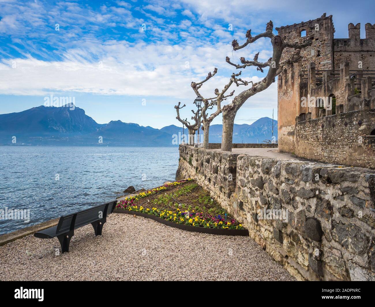 Paesaggio autunnale di Torri del Benaco comune con il castello e il lago di costa, lago di Garda, Veneto, Italia Foto Stock