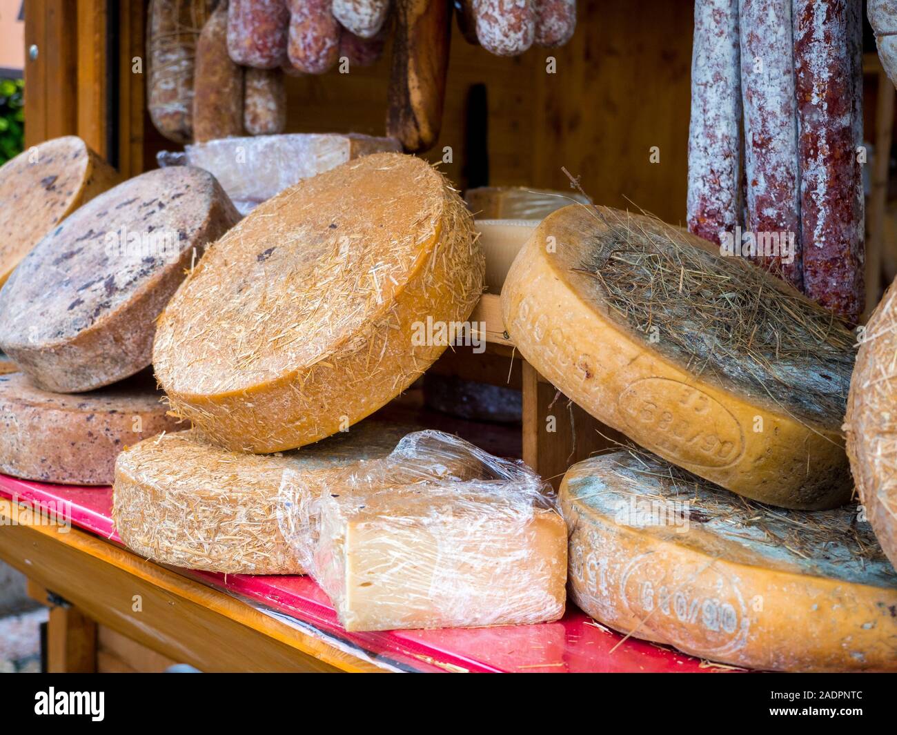 Diverse ruote di italiano fatto a mano il formaggio mostrato al mercato all'aperto in Piemonte Foto Stock