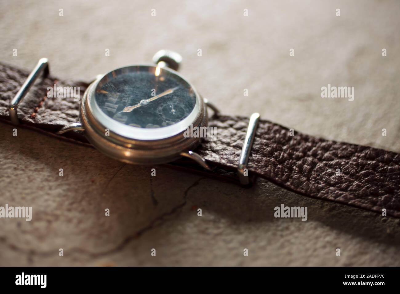 Orologio da polso marrone con cinturino in pelle Foto stock - Alamy