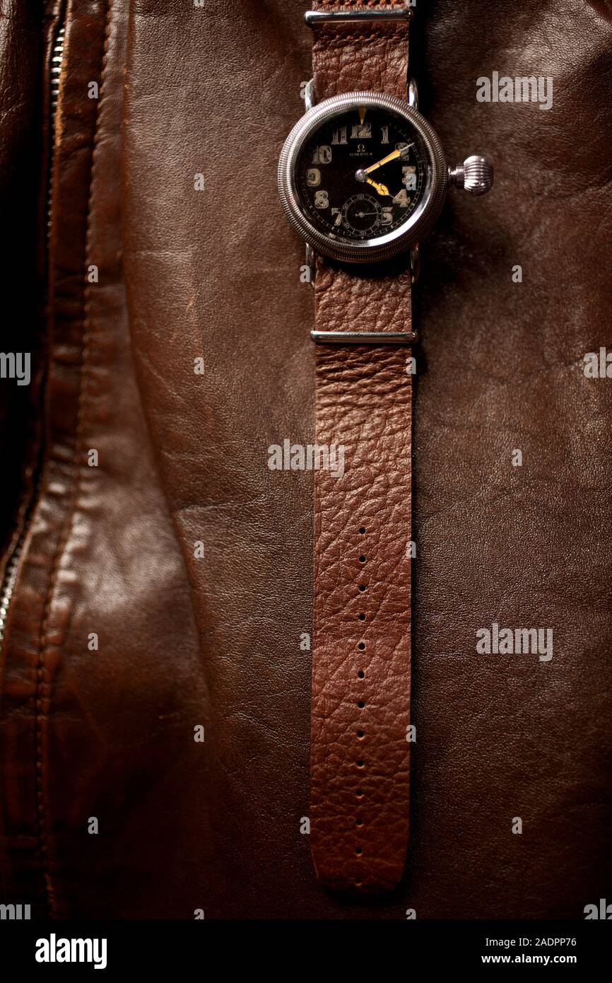 Orologio da polso marrone con cinturino in pelle Foto stock - Alamy