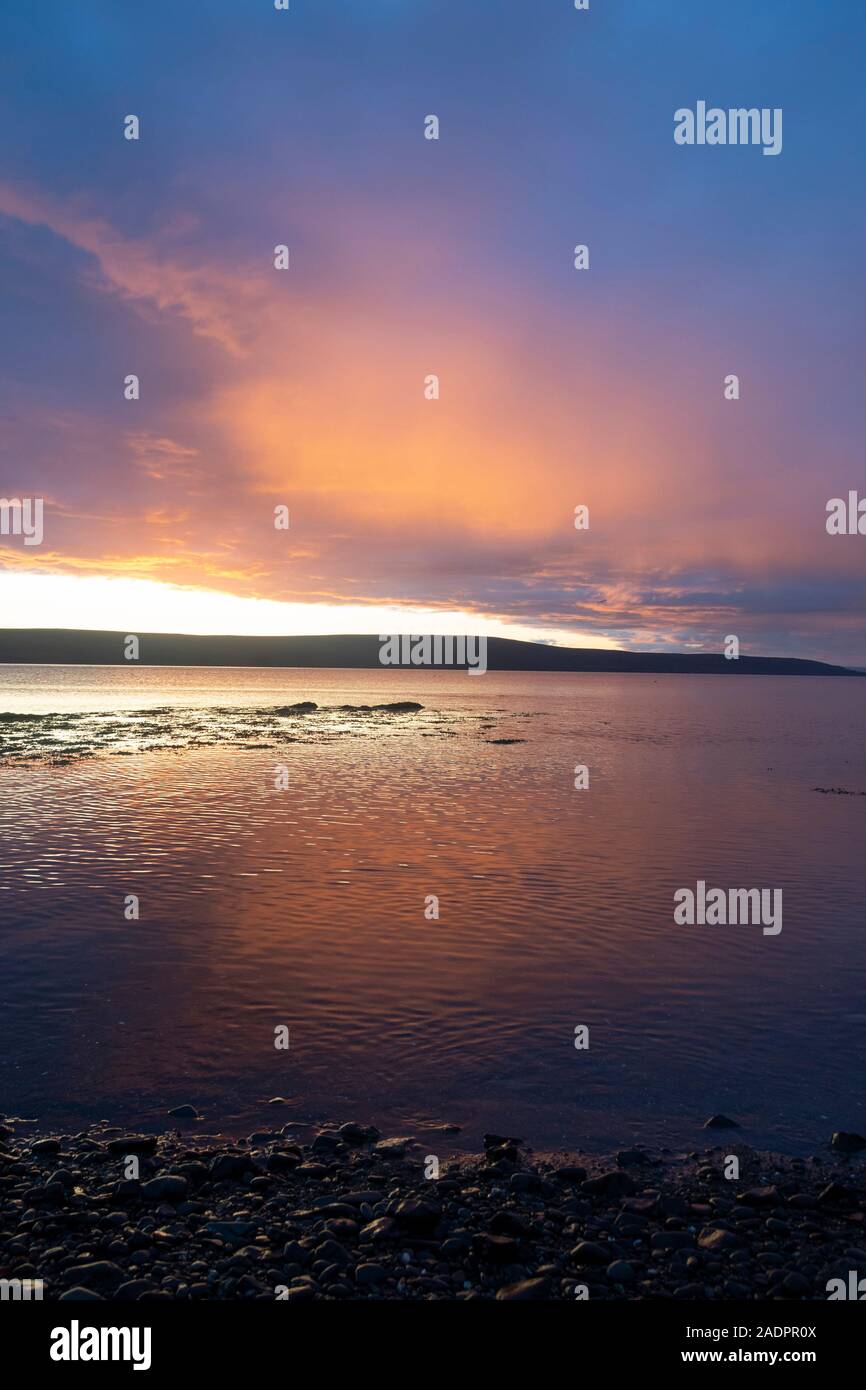 Tramonto sul fiordo a Hvammstangi, Islanda Foto Stock