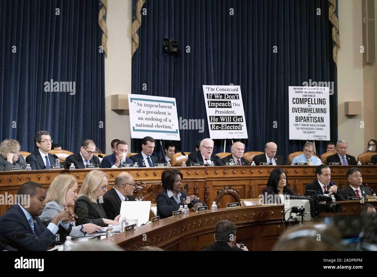 Dicembre 4, 2019, Washington, Distretto di Columbia, Stati Uniti: sulla fila superiore da sinistra a destra: Consulente democratico BARRY H. BERKE, presidente del comitato di casa JERRY NADLER (D-NY), classifica gli Stati della casa Comitato Giudiziario Doug Collins (R-GA), il Repubblicano AVVOCATO PAUL TAYLOR, rappresentante JIM SENSENBRENNER (R-WI), rappresentante STEVE CHABOT (R-OH), rappresentante Louie Gohmert (R-TX), Jim Jordan (R-OH) e rappresentante KEN BUCK (R-CO). Fila inferiore da sinistra a destra: Rappresentante JOE NEGUSE (D-CO), Sylvia GARCIA (D-TX), LOU CORREA (D-CA), Maria GAY SCANLON (D-PA), VAL DEMINGS Foto Stock