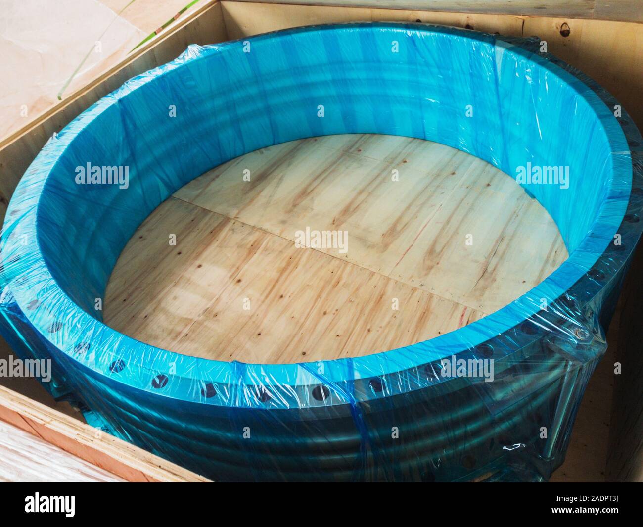 Nuovo imballato in pellicola blu e scatola di legno stylophone scambiatore di calore, pronta per il trasporto Foto Stock