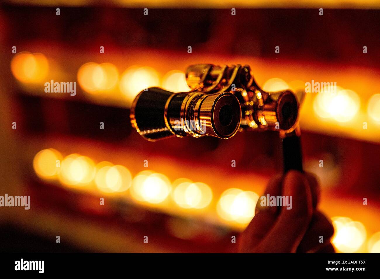 Binocoli d'opera, che guardano lo spettacolo di ballerini d'opera Foto Stock