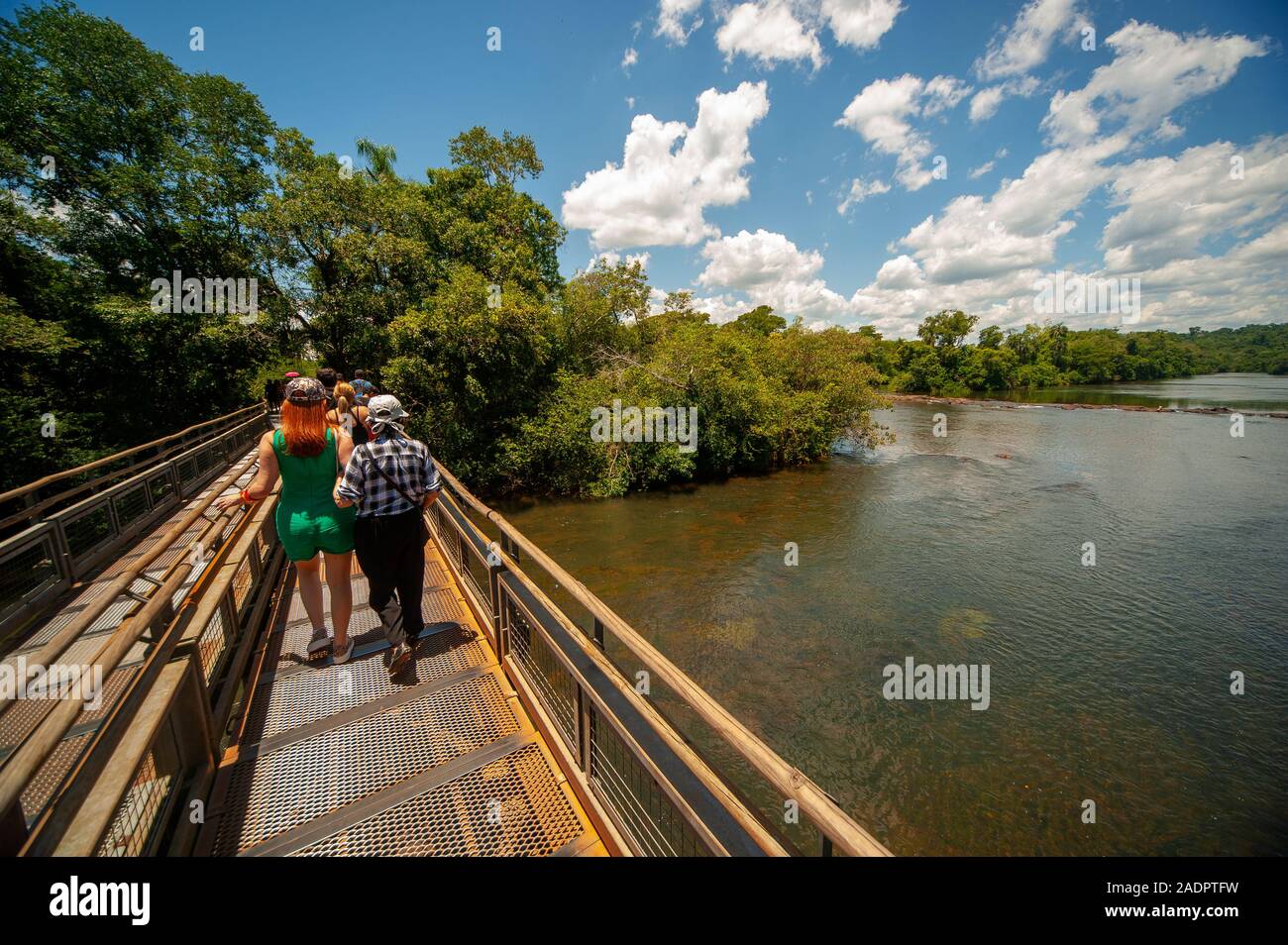 Turisti sul marciapiede al Parco Nazionale di Iguazu sul lato Argentino Foto Stock
