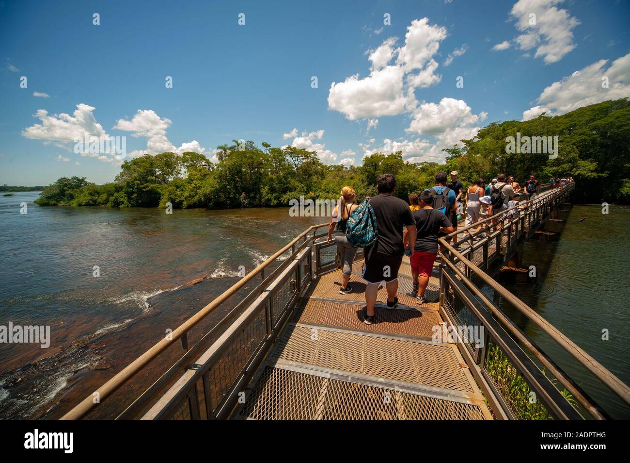 Turisti sul marciapiede al Parco Nazionale di Iguazu sul lato Argentino Foto Stock