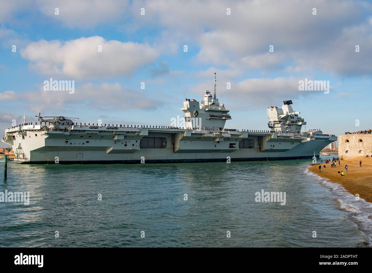 La Royal Navy portaerei HMS Queen Elizabeth (R08) è tornato a Portsmouth, nel Regno Unito il 4 dicembre 2019 seguito della sua partecipazione al Westlant19 distribuzione per gli Stati Uniti. La nave condotta molto successo prove di volo sia con il Regno Unito e gli Stati Uniti basato F-35B Lightning II aeromobili e realizzato un certo numero di visite porta a sostegno UK la diplomazia e la difesa di co-operazione. Entrando in porto la nave è passata a sua sorella HMS Prince of Wales, la prima volta che la nave aveva incontrato in loro la porta di base. Foto Stock