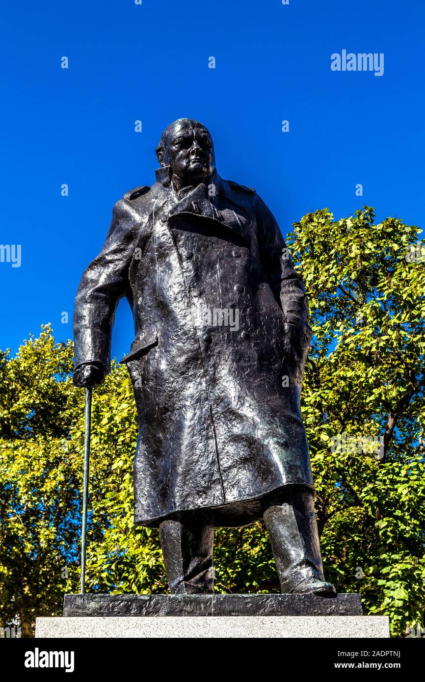 Statua di Winston Churchill in piazza del Parlamento, London, Regno Unito Foto Stock