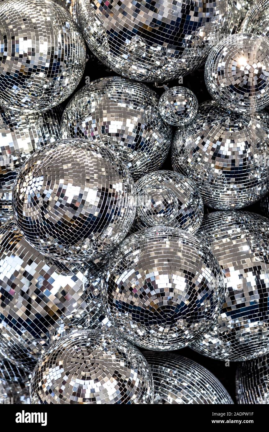Discoteca argento sfere sullo sfondo Foto Stock