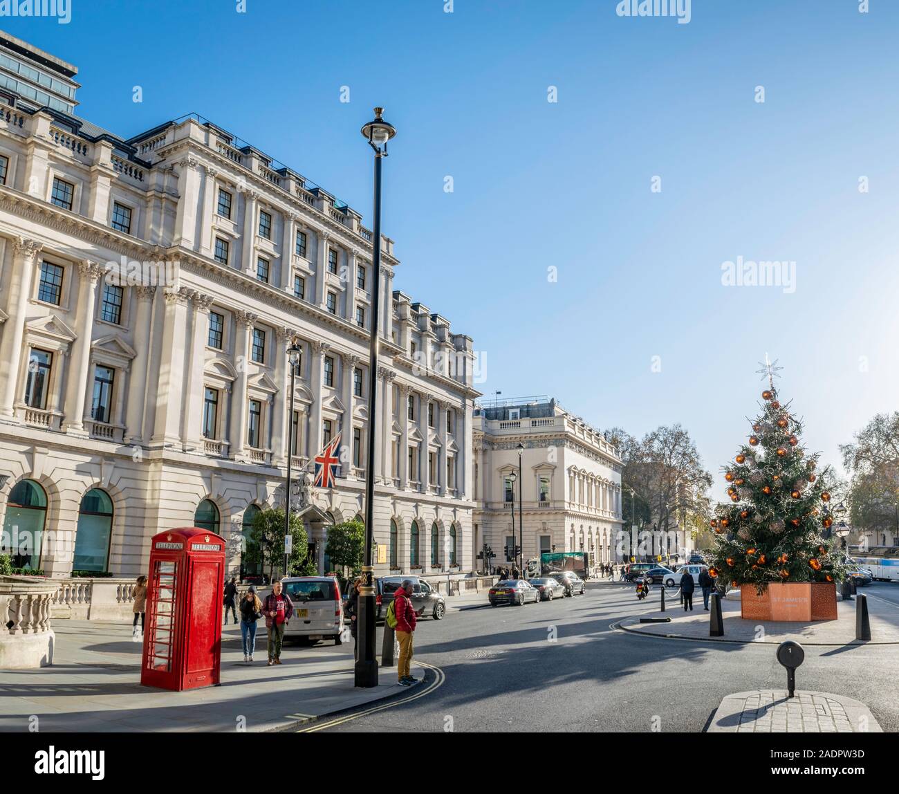Hotel Sofitel London St James con albero di Natale e il tradizionale English telefono casella su un soleggiato inverni giorno Foto Stock