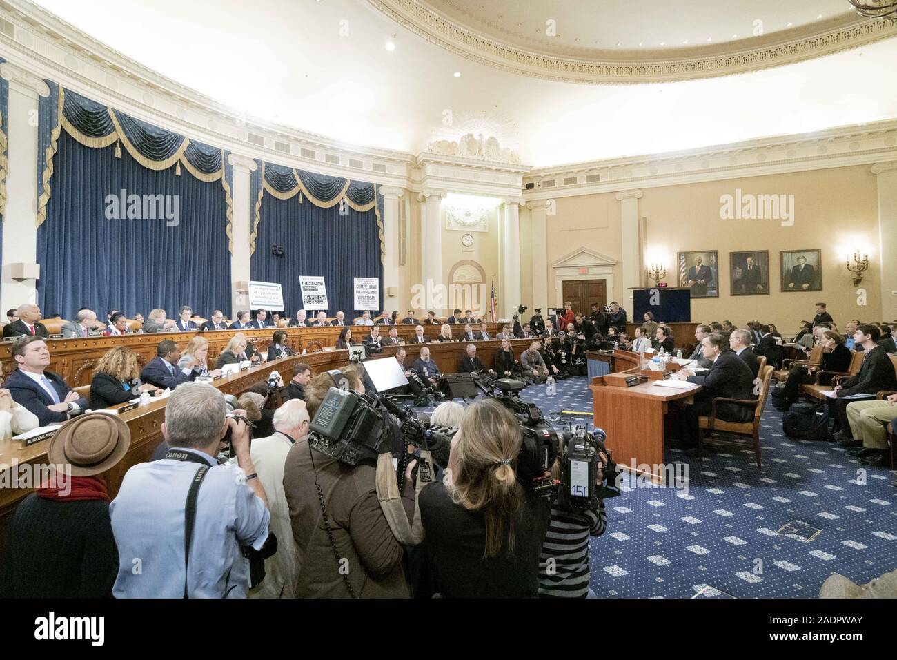 Dicembre 4, 2019, Washington, Distretto di Columbia, Stati Uniti: la casa Comitato Giudiziario nel corso di una audizione nella magnifica sala dell'udito in Longworth House Edificio per uffici, solitamente riservati per la casa i modi e i mezzi Comitato, con testimonianze da quattro professori di diritto di testimoniare davanti la casa Comitato Giudiziario, che sta valutando se i crimini presidente Donald Trump è sospettato di aver commesso per quanto riguarda l'Ucraina sono impeachable reati. I testimoni sono: Noah Feldman, Felix Frankfurter professore di diritto e direttore, Julis-Rabinowitz Programma su ebreo e ho Foto Stock