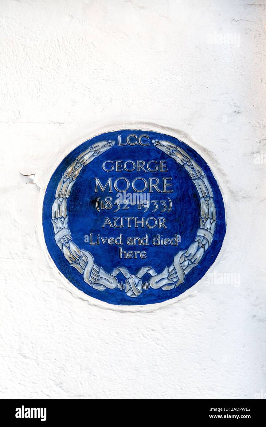 Targa blu per George Moore (1852-1933), autore, London, Regno Unito Foto Stock