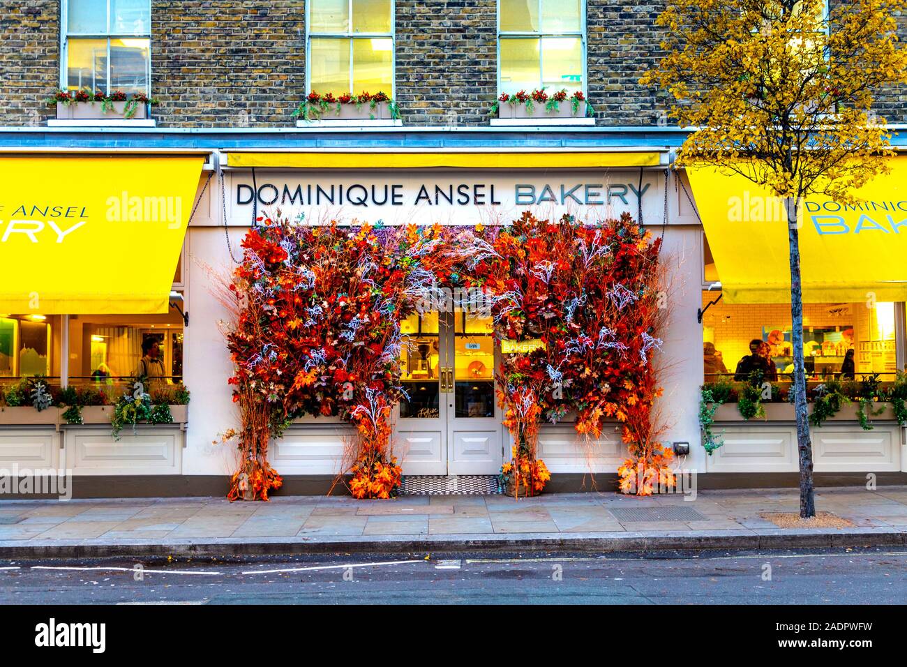 Esterno di Dominique Ansel Bakery in autunno, London, Regno Unito Foto Stock