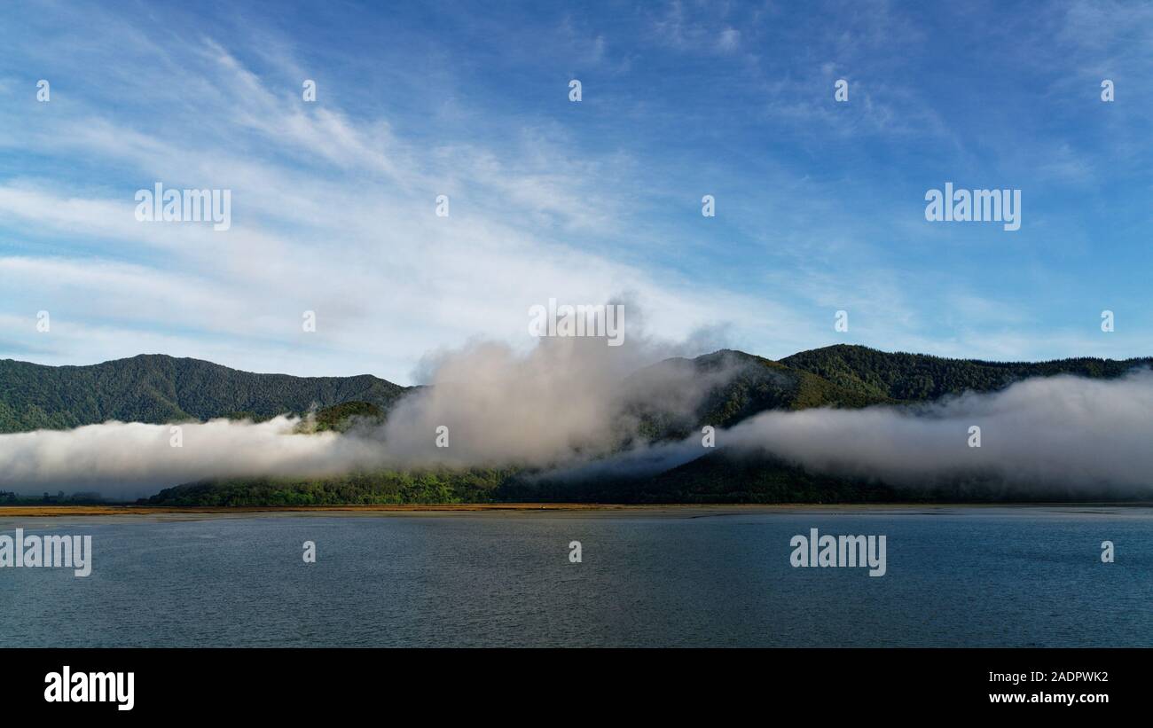 Aotearoa, la Terra della lunga nuvola bianca, vista da Havelock in Marlborough Sounds, Nuova Zelanda. Foto Stock