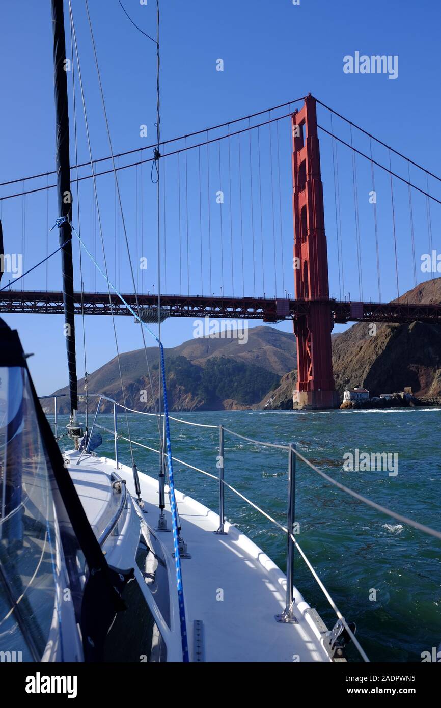 Sailing yacht sotto il Golden Gate Bridge di San Francisco Foto Stock