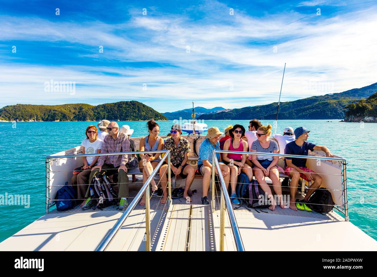 I turisti in una crociera in barca nel Parco Nazionale Abel Tasman, Isola del Sud, Nuova Zelanda Foto Stock