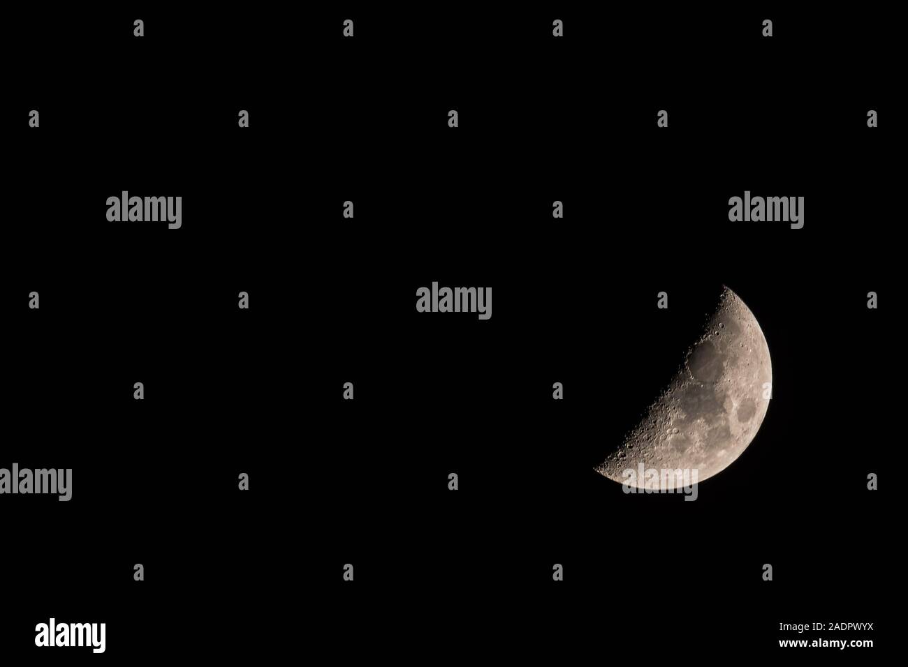Chiara luminosa mezza luna sul cielo notturno Foto Stock