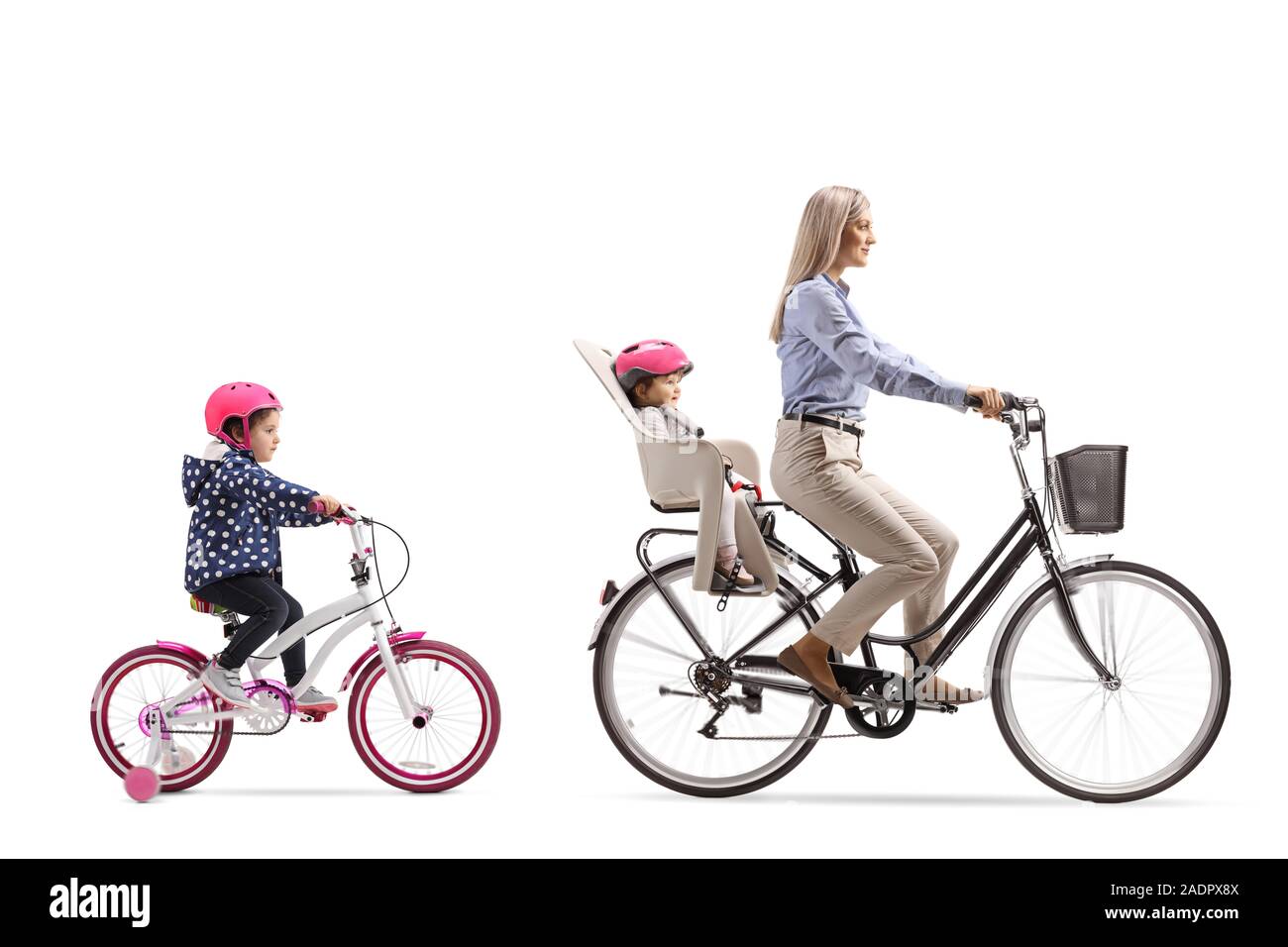 Madre di una bicicletta con un bambino e bambina dietro di equitazione isolati su sfondo bianco Foto Stock