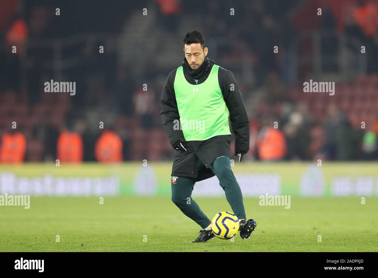 SOUTHAMPTON, Inghilterra - dicembre 4th Southampton defender Maya Yoshida si riscalda durante il match di Premier League tra Southampton e Norwich City presso il St Mary's Stadium, Southampton il Mercoledì 4 dicembre 2019. (Credit: Jon Bromley | MI News) solo uso editoriale Credito: MI News & Sport /Alamy Live News Foto Stock