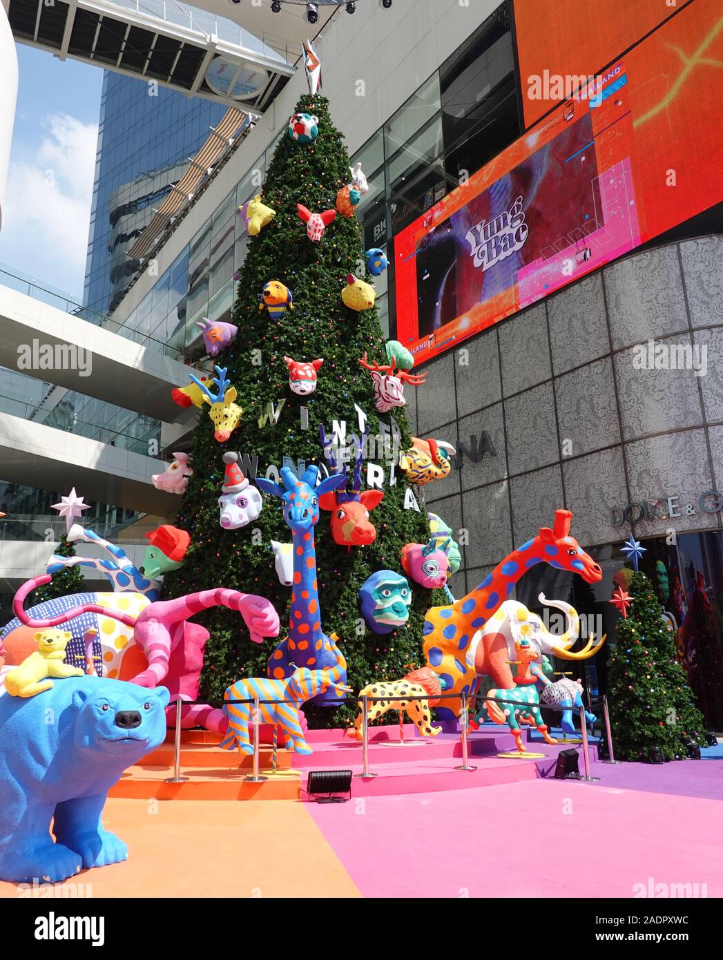 Sukhumvit Bangkok, Thailandia, 11.20.2019, Natale e Anno Nuovo decorazione in Emquartier shopping mall, outdoor view di foreste di pino fantasy animali Foto Stock