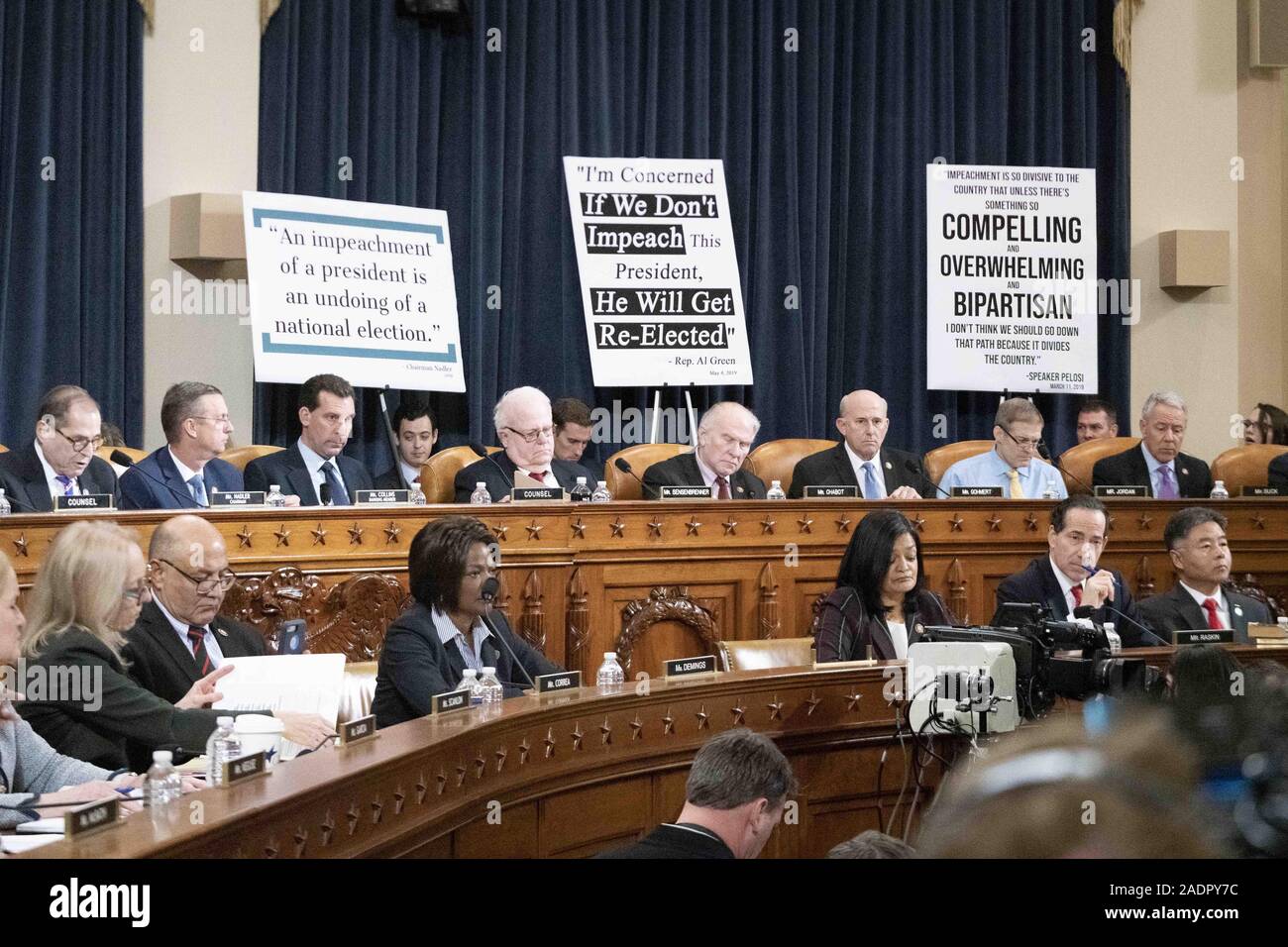 Dicembre 4, 2019, Washington, Distretto di Columbia, Stati Uniti: fila superiore: Presidente del Comitato Casa JERRY NADLER (D-NY), classifica gli Stati della casa Comitato Giudiziario Doug Collins (R-GA), il Repubblicano AVVOCATO PAUL TAYLOR, rappresentante JIM SENSENBRENNER (R-WI), rappresentante STEVE CHABOT (R-OH), rappresentante LOUIE GOHMERT (R-TX), rappresentante JIM JORDAN (R-OH), rappresentante KEN BUCK (R-CO). Riga inferiore: Rappresentante SYLVIA GARCIA (D-TX), rappresentante LOU CORREA (D-CA), rappresentante MARIA GAY SCANLON (D-PA), rappresentante VAL DEMINGS (D-F1), rappresentante PRAMILA JAYAPAL D Foto Stock