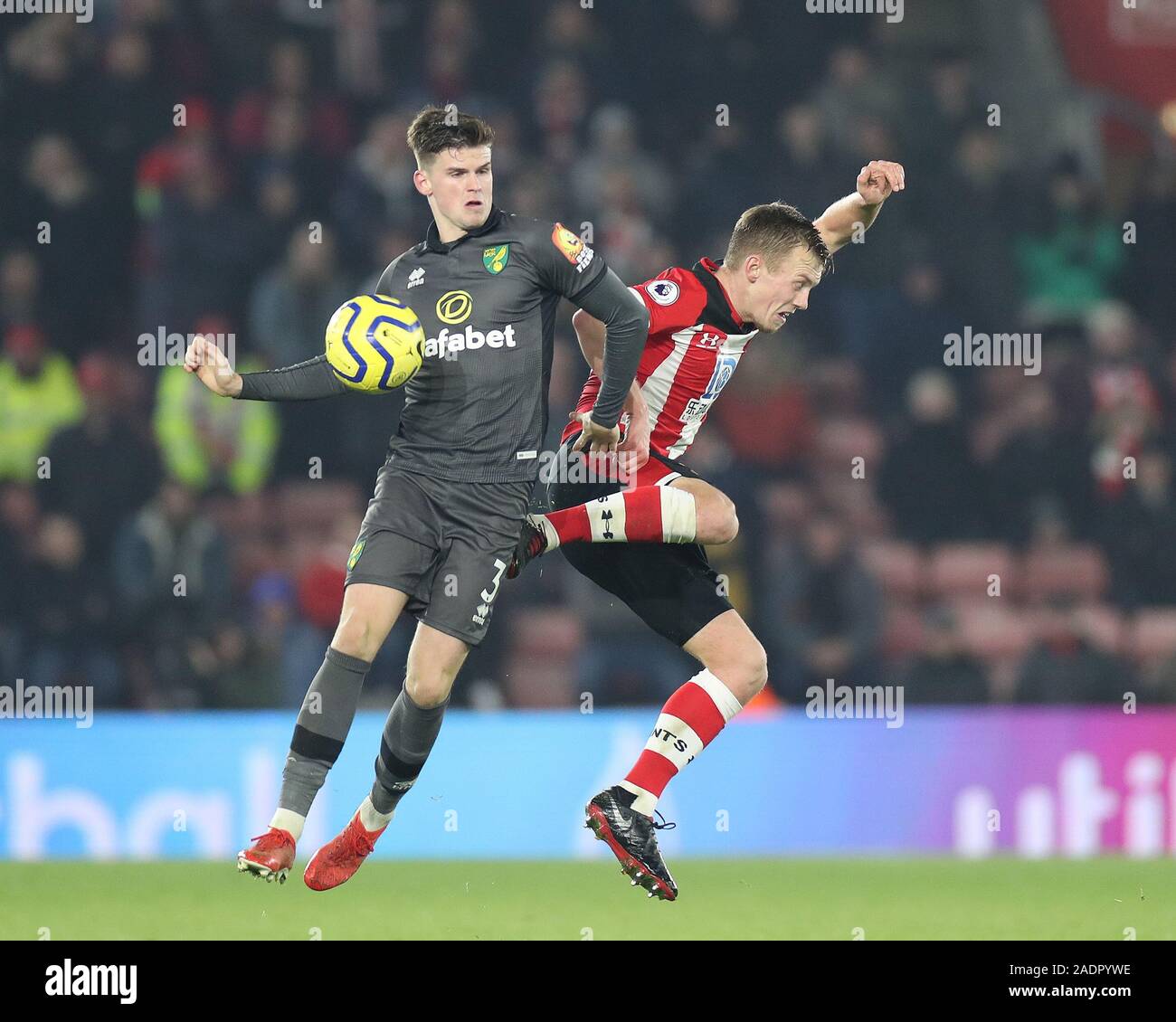 SOUTHAMPTON, Inghilterra - dicembre 4th Norwich City defender Sam Byram in actionSouthampton centrocampista James Ward-Prowse durante il match di Premier League tra Southampton e Norwich City presso il St Mary's Stadium, Southampton il Mercoledì 4 dicembre 2019. (Credit: Jon Bromley | MI News) solo uso editoriale Credito: MI News & Sport /Alamy Live News Foto Stock