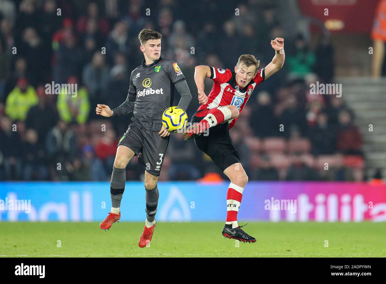 SOUTHAMPTON, Inghilterra - dicembre 4th Norwich City defender Sam Byram in actionSouthampton centrocampista James Ward-Prowse durante il match di Premier League tra Southampton e Norwich City presso il St Mary's Stadium, Southampton il Mercoledì 4 dicembre 2019. (Credit: Jon Bromley | MI News) solo uso editoriale Credito: MI News & Sport /Alamy Live News Foto Stock