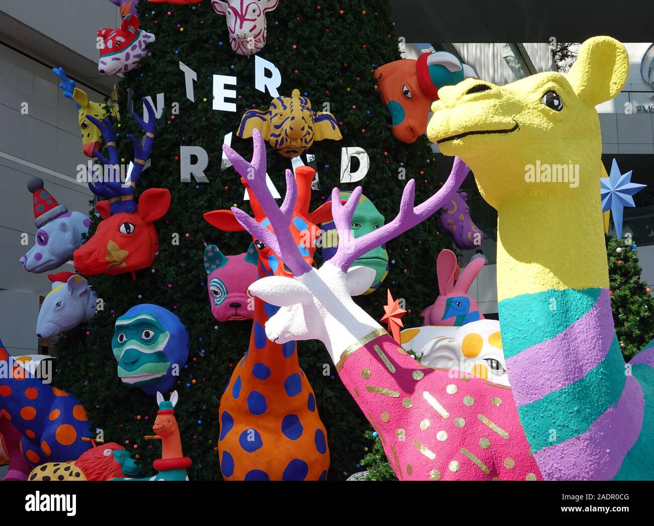 Sukhumvit Bangkok, Thailandia, 11.20.2019, Natale e Anno Nuovo decorazione in Emquartier shopping mall, outdoor view di foreste di pino fantasy animali Foto Stock