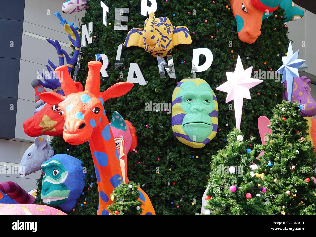 Sukhumvit Bangkok, Thailandia, 11.20.2019, Natale e Anno Nuovo decorazione in Emquartier shopping mall, outdoor view di foreste di pino fantasy animali Foto Stock