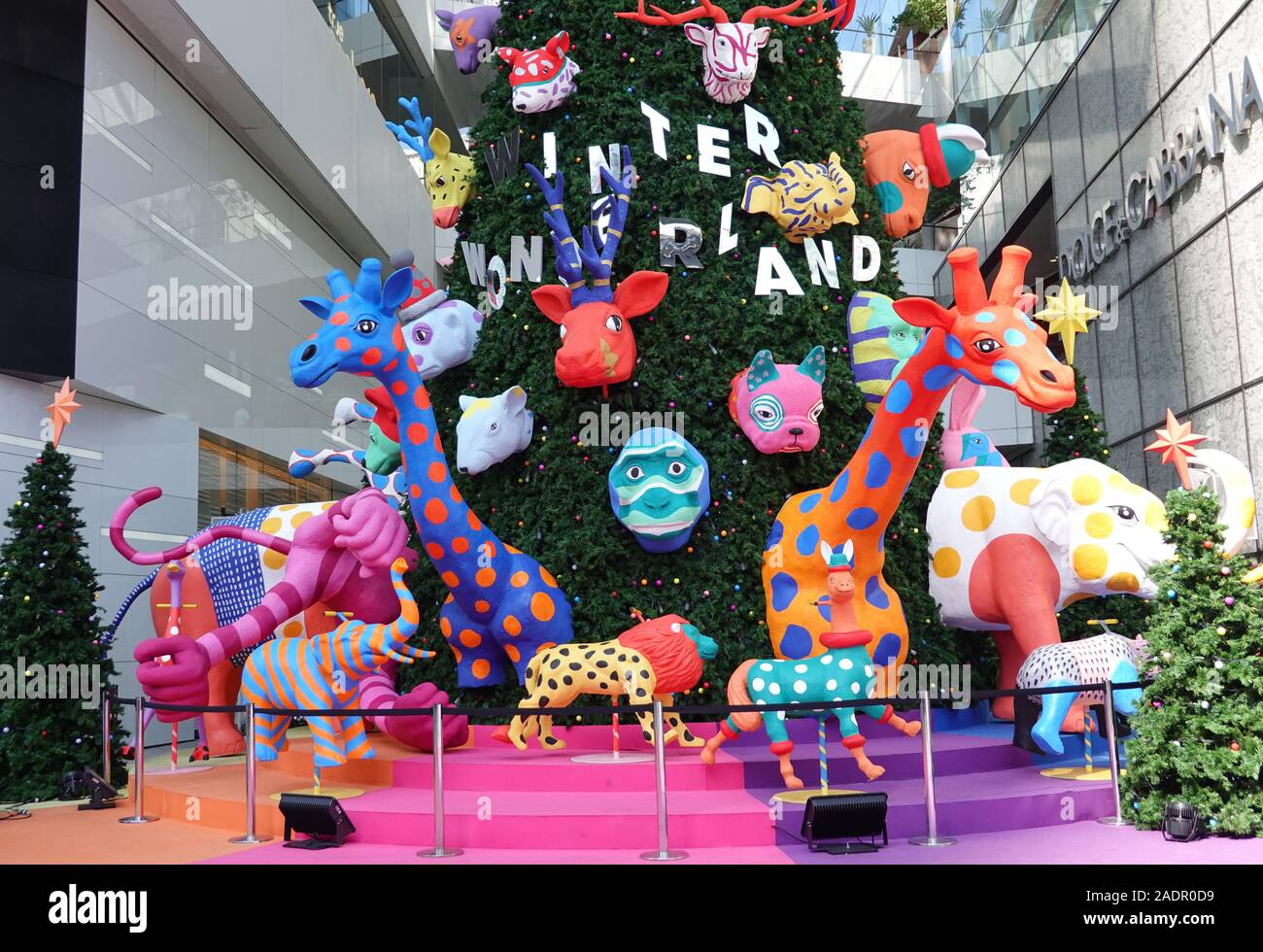 Sukhumvit Bangkok, Thailandia, 11.20.2019, Natale e Anno Nuovo decorazione in Emquartier shopping mall, outdoor view di foreste di pino fantasy animali Foto Stock