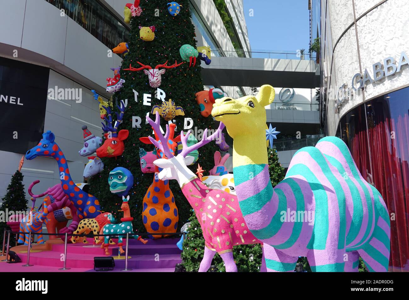 Sukhumvit Bangkok, Thailandia, 11.20.2019, Natale e Anno Nuovo decorazione in Emquartier shopping mall, outdoor view di foreste di pino fantasy animali Foto Stock