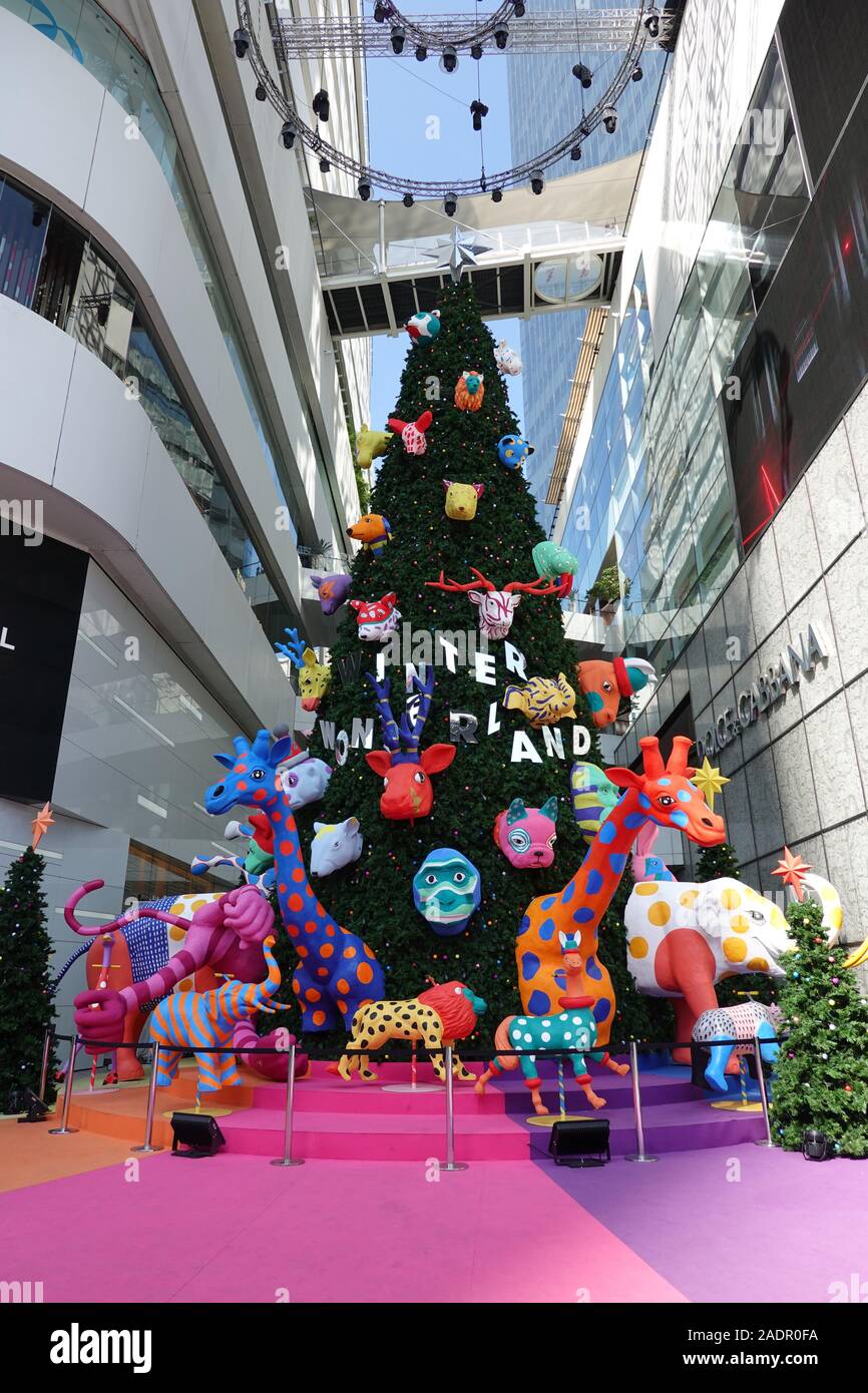 Sukhumvit Bangkok, Thailandia, 11.20.2019, Natale e Anno Nuovo decorazione in Emquartier shopping mall, outdoor view di foreste di pino fantasy animali Foto Stock