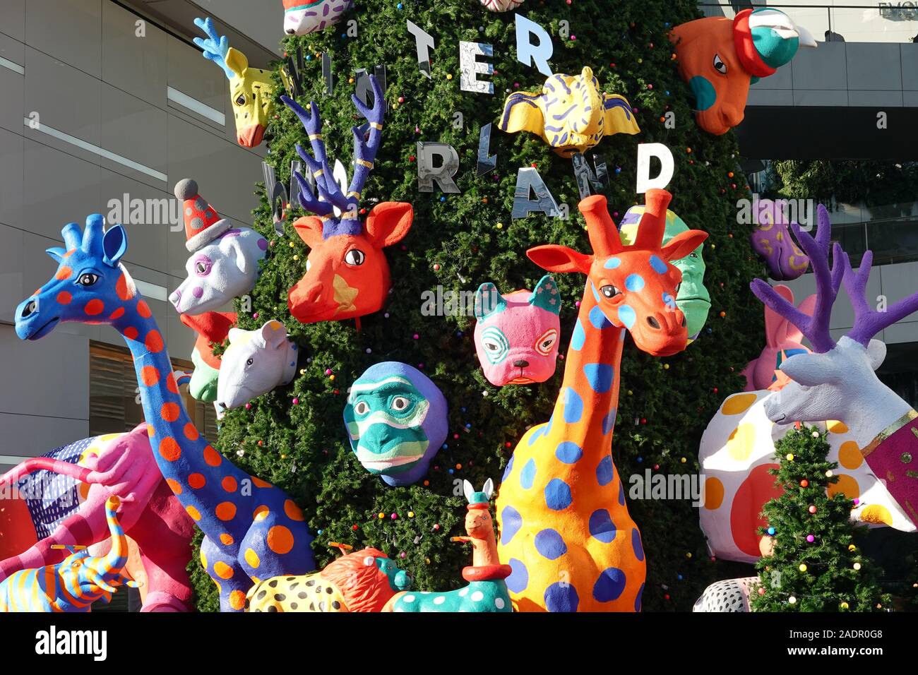 Sukhumvit Bangkok, Thailandia, 11.20.2019, Natale e Anno Nuovo decorazione in Emquartier shopping mall, outdoor view di foreste di pino fantasy animali Foto Stock