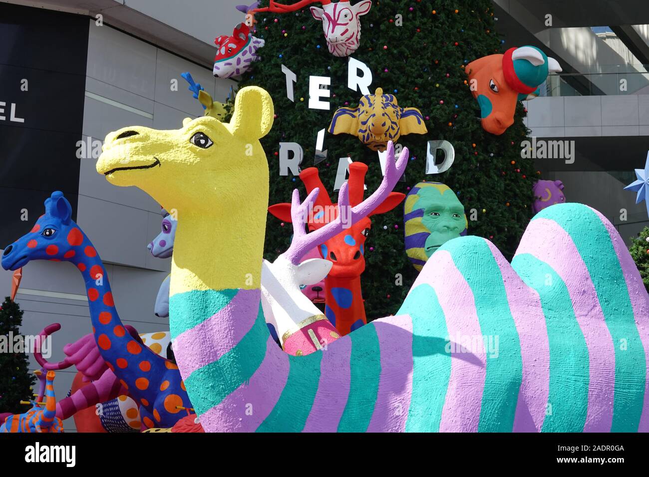 Sukhumvit Bangkok, Thailandia, 11.20.2019, Natale e Anno Nuovo decorazione in Emquartier shopping mall, outdoor view di foreste di pino fantasy animali Foto Stock