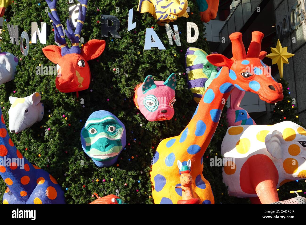 Sukhumvit Bangkok, Thailandia, 11.20.2019, Natale e Anno Nuovo decorazione in Emquartier shopping mall, outdoor view di foreste di pino fantasy animali Foto Stock