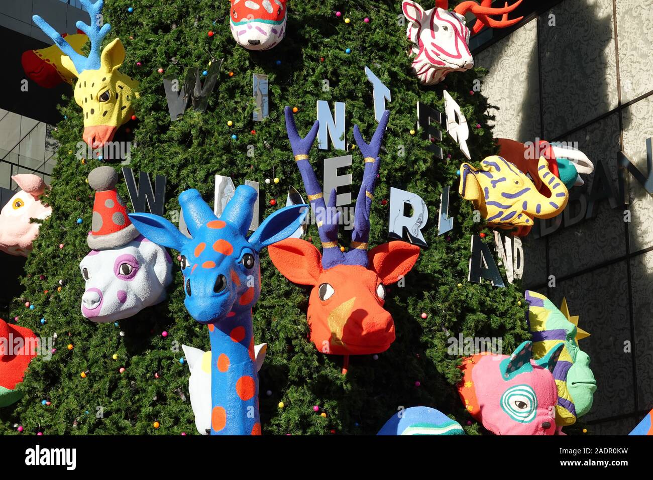 Sukhumvit Bangkok, Thailandia, 11.20.2019, Natale e Anno Nuovo decorazione in Emquartier shopping mall, outdoor view di foreste di pino fantasy animali Foto Stock