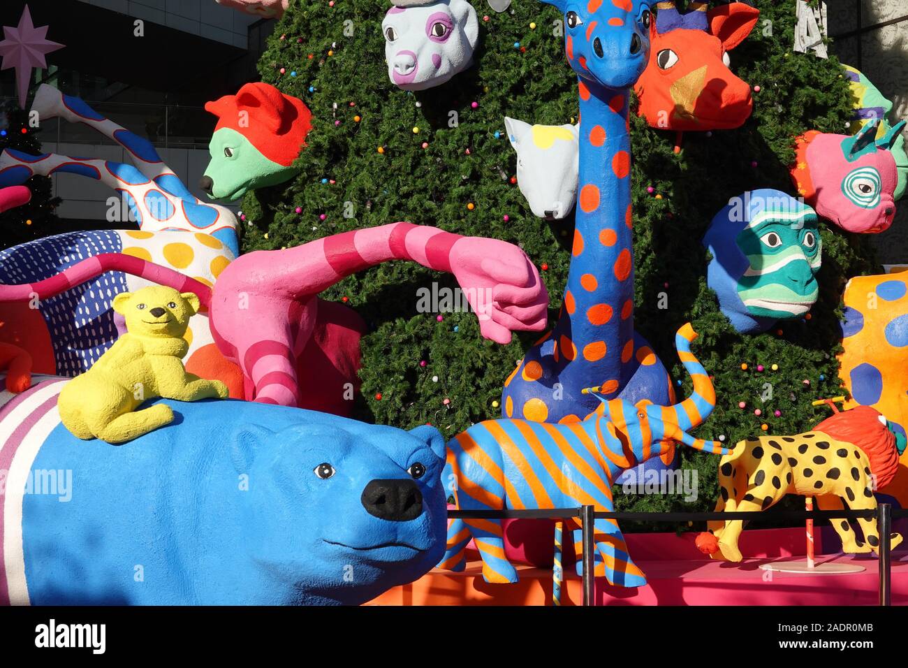 Sukhumvit Bangkok, Thailandia, 11.20.2019, Natale e Anno Nuovo decorazione in Emquartier shopping mall, outdoor view di foreste di pino fantasy animali Foto Stock