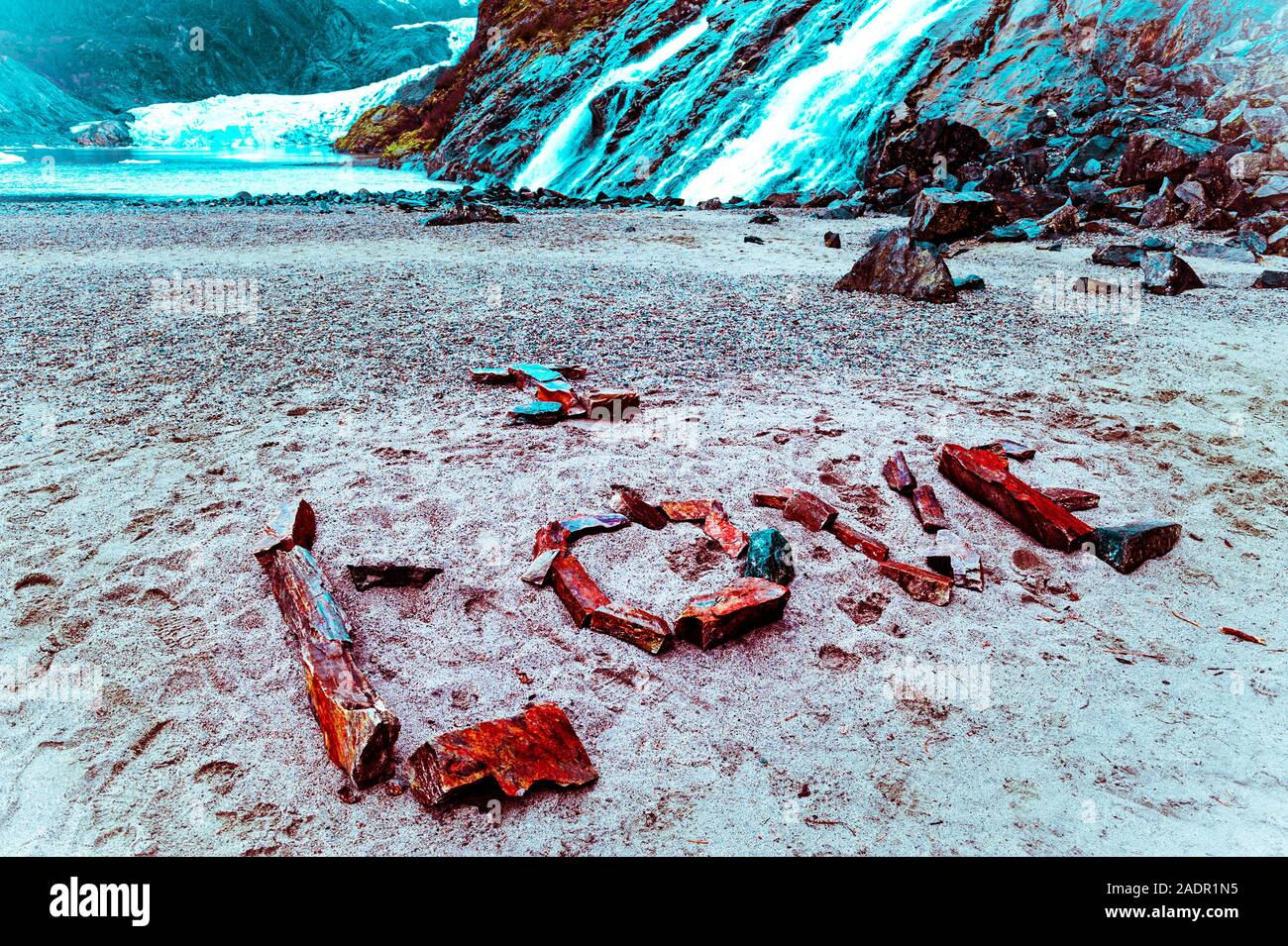 Parole scritte in pietra vicino Mendenhall Glacier vicino a Juneau, Alaska, Stati Uniti d'America. Foto Stock