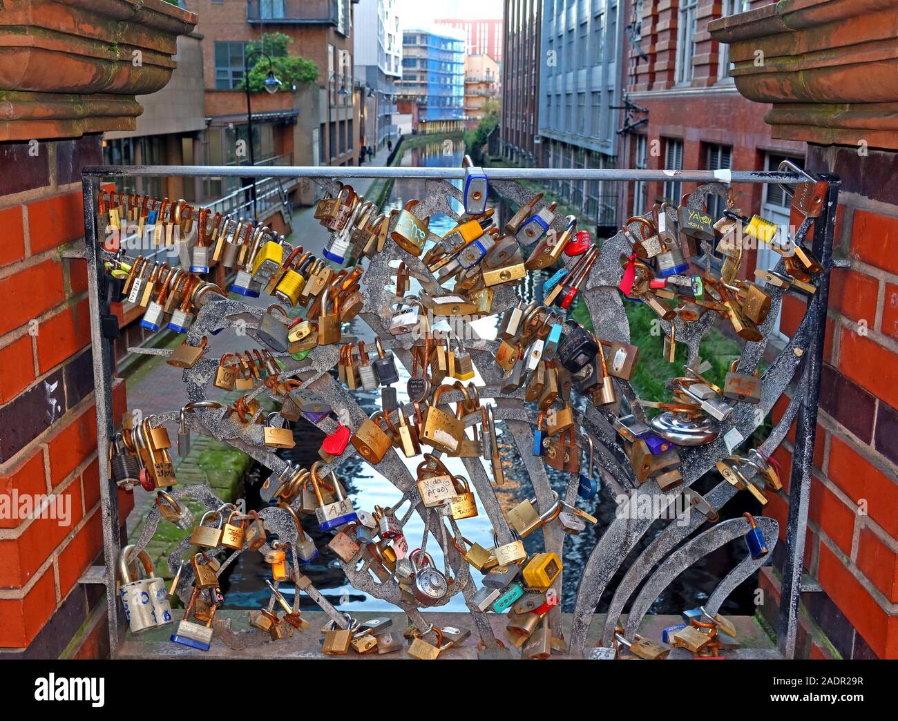 Manchester Love Locks, Oxford Road, ponte sul canale, Manchester centro città, Nord Ovest, Inghilterra, Regno Unito Foto Stock