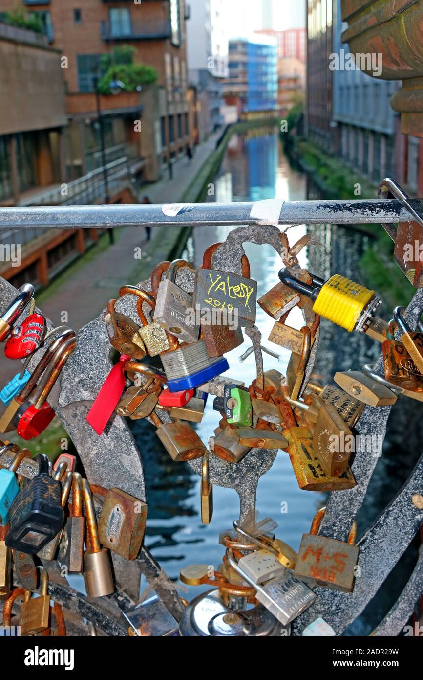 Manchester Love Locks, Oxford Road, ponte sul canale, Manchester centro città, Nord Ovest, Inghilterra, Regno Unito Foto Stock