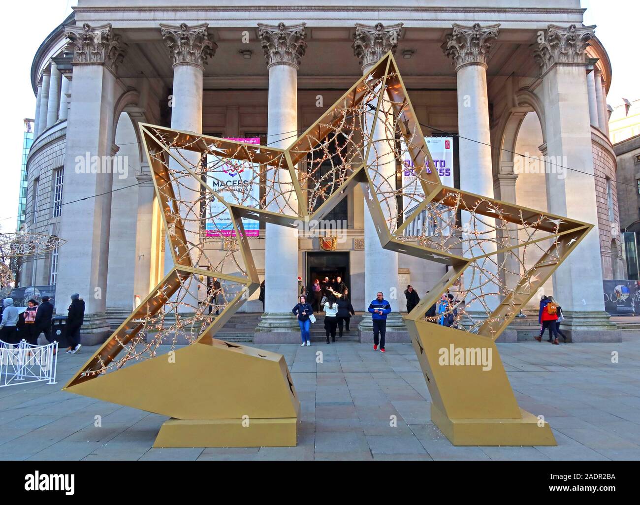 Golden STAR, decorazioni natalizie, fuori dalla biblioteca centrale di Manchester, St Peter's Square, Manchester M2 5PD Foto Stock