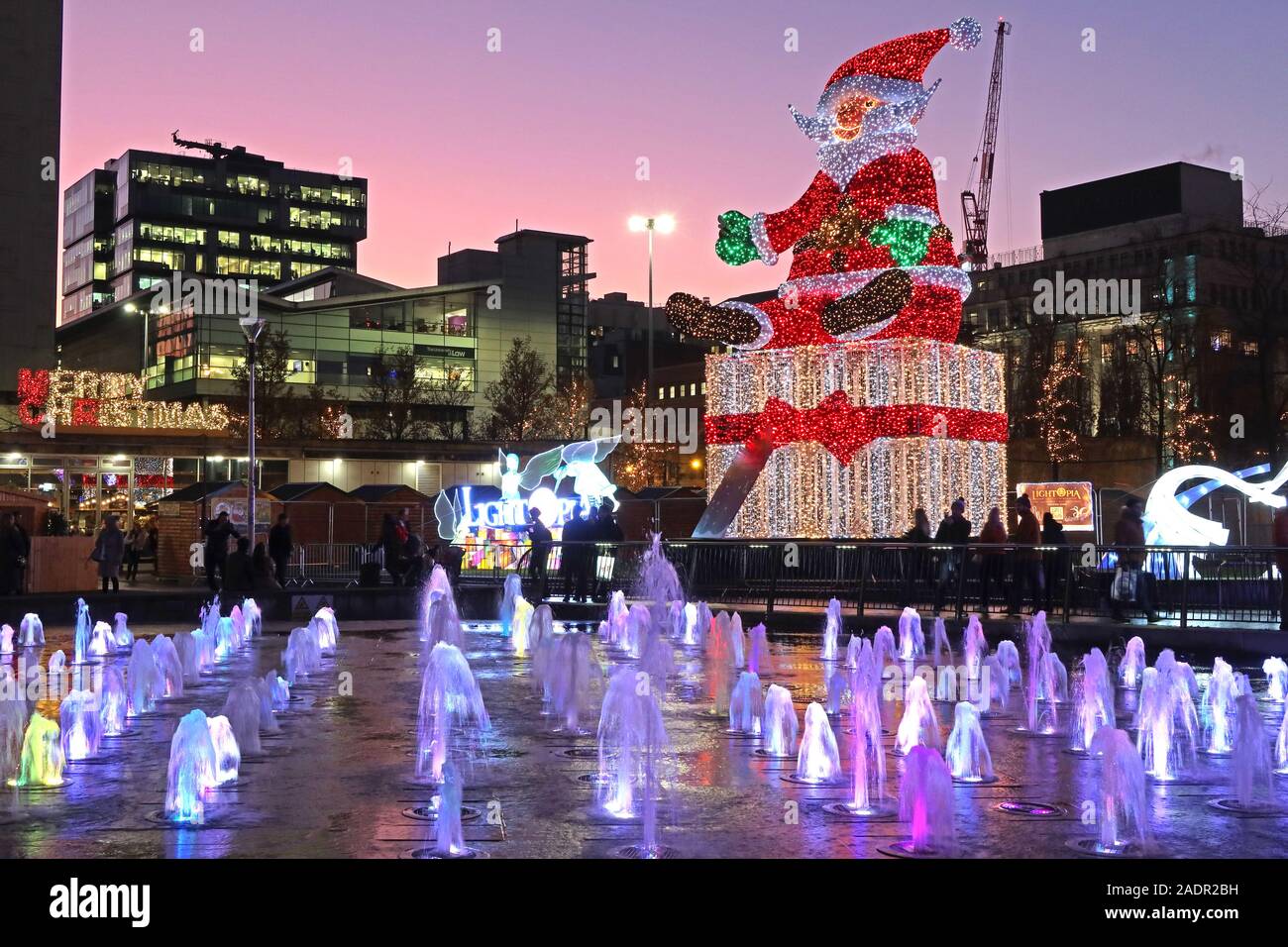 Buon Natale, da Piccadilly Gardens, Manchester, Inghilterra, Regno Unito, M1 1RN - Babbo Natale al tramonto Foto Stock