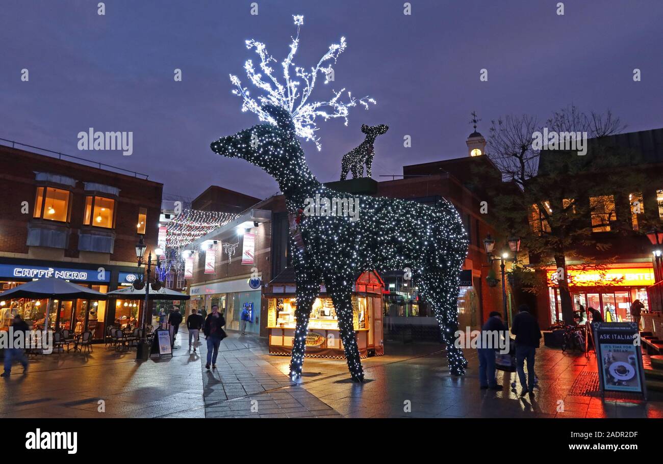 Golden Square Shopping Center e Old Market Place a Christmas, Warrington Town Center, Cheshire, Inghilterra, Regno Unito, WA1, al tramonto, decorazioni Foto Stock