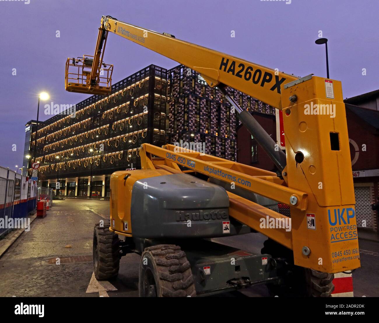 Haulottes 26m altezza di lavoro sollevatore con braccio articolato 4RM, in loco durante la ristrutturazione di Time Square, durante i lavori di costruzione, Warrington, Cheshire, Inghilterra, WA1 Foto Stock